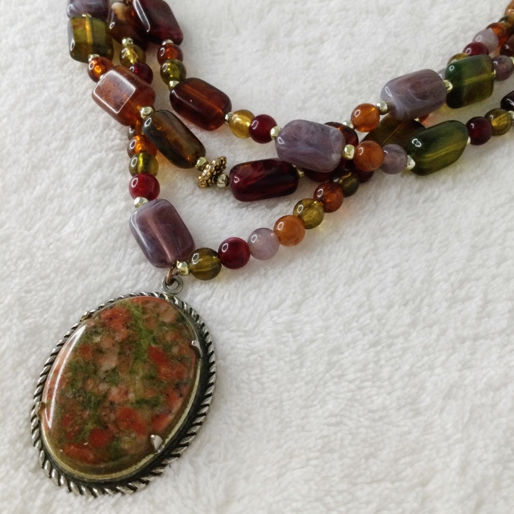 LAST CHANCE -RE-LISTING AT $48 TOMORROW Vtg Unakite Pendant Lucite Bead Necklace - Picture 13 of 16